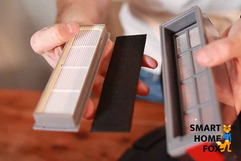 Die drei Filter des Ecovacs Deebot T9 AIVI werden in den Händen gehalten.